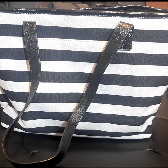 Michael Kors Tote and Wallet set - Picture 4 of 11